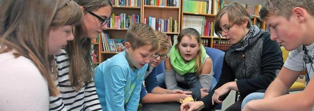 Werden bald schon als Streitschlichter aktiv: Celine, Emely, Leon, Niclas, Amy, Simon und Lukas, die sich hier gemeinsam mit Nadine Kummer mit einem Gefühlskarussell beschäftigen. Quelle: Jens Paul Taubert
