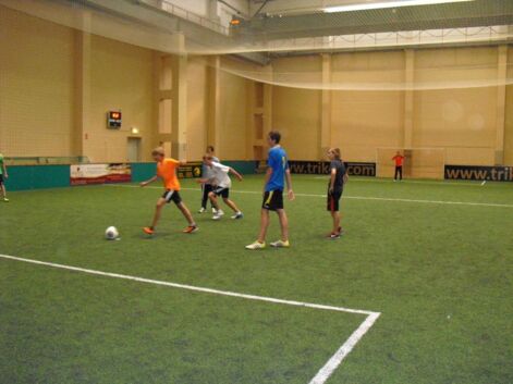 Schüler beim Fußball spielen.